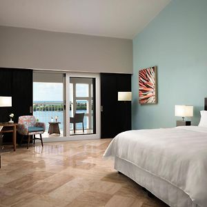 Deluxe King Room Balcony Lagoon View